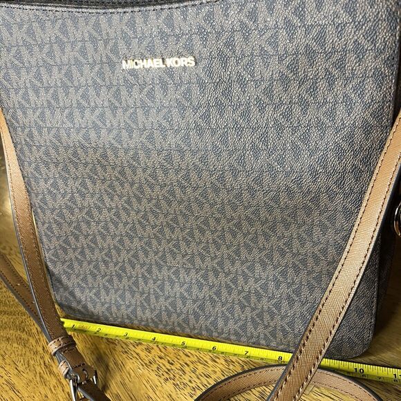 MICHAEL KORS Jet Set Travel Bag Messenger Crossbody Purse SIGNATURE MSRP $348 - Picture 2 of 9